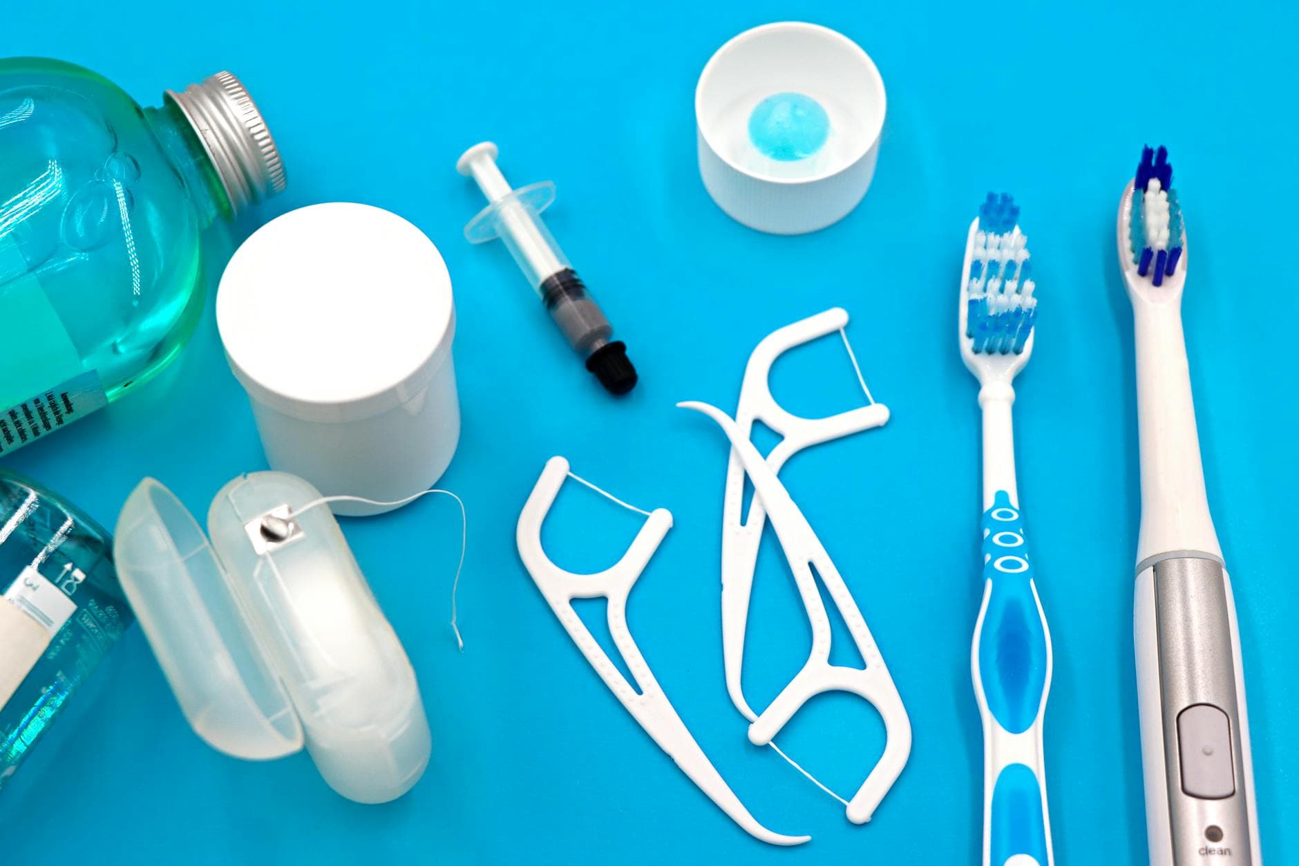 PFAS in Dental Floss: What's Still on Shelves and How to Avoid It